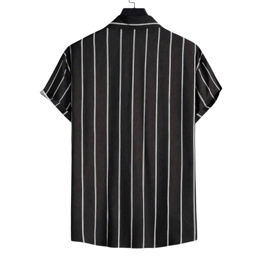 Vista traseira da camisa masculina Vinser Valença preta com listras verticais brancas e manga curta.