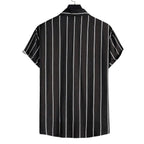 Vista traseira da camisa masculina Vinser Valença preta com listras verticais brancas e manga curta.