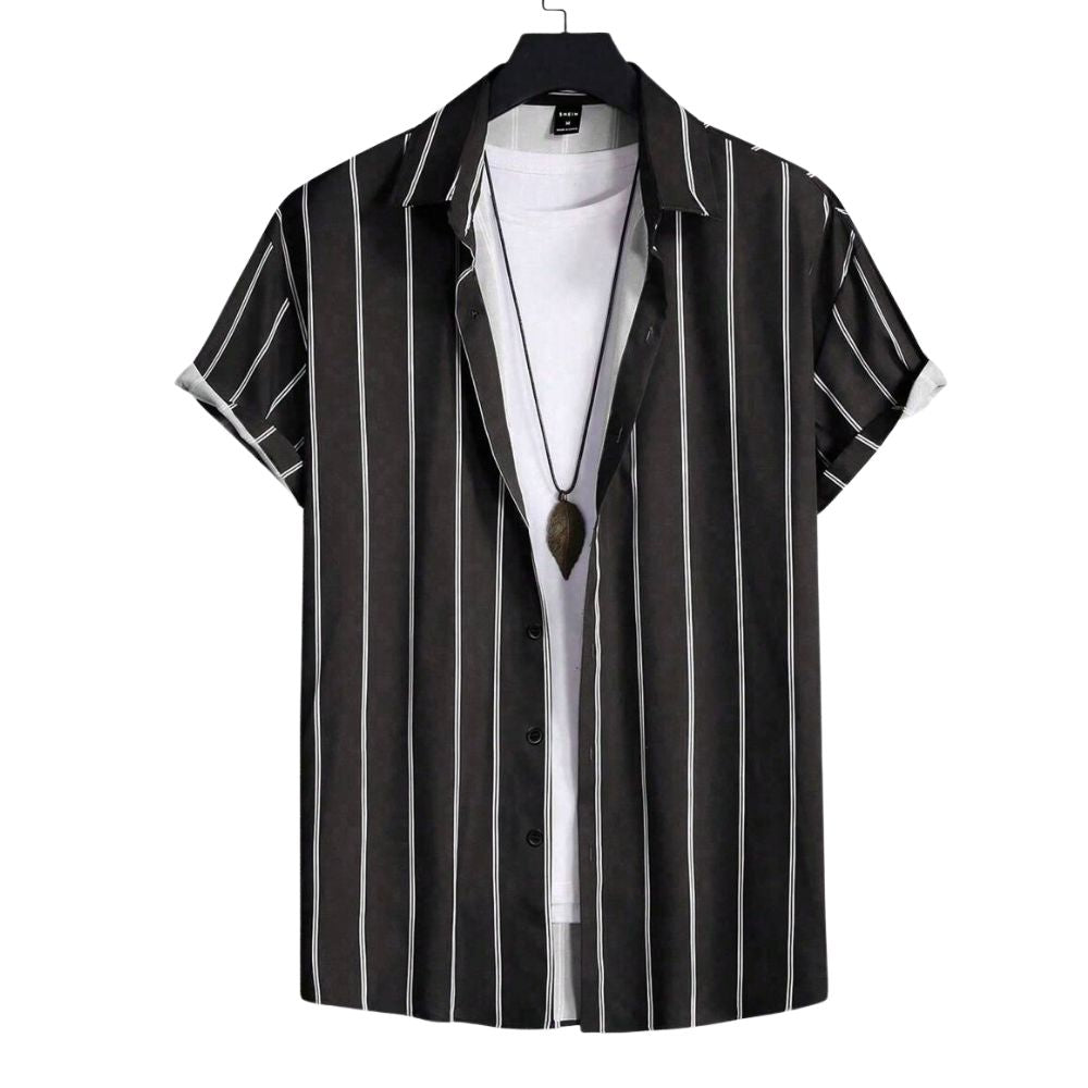 Camisa masculina Vinser Valença preta com listras verticais brancas e manga curta.