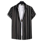 Camisa masculina Vinser Valença preta com listras verticais brancas e manga curta.