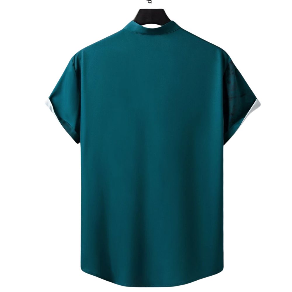 Vista traseira da camisa masculina Vinser Verde Escuro Sakura em tom verde petróleo, com modelagem reta, gola padre, mangas curtas e tecido leve com acabamento premium.