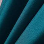 Close do tecido da camisa masculina Vinser Verde Escuro Sakura em tom verde petróleo, destacando a textura suave, o caimento leve e o acabamento premium.