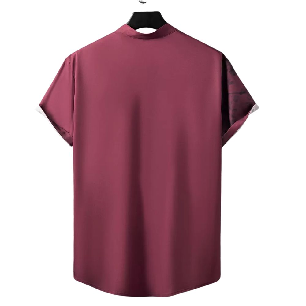 Vista traseira da camisa masculina Vinser Wine Sakura na cor vinho, com modelagem reta, gola padre, mangas curtas e tecido leve com acabamento premium.