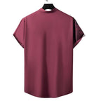 Vista traseira da camisa masculina Vinser Wine Sakura na cor vinho, com modelagem reta, gola padre, mangas curtas e tecido leve com acabamento premium.